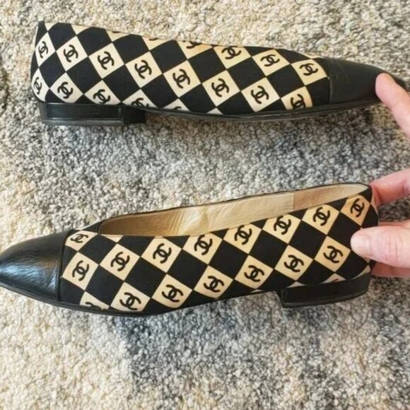 Super RARE CHANEL Vintage Flats Interlocking CCs All Over - Picture 5 of 15